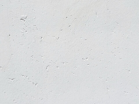 Verputzte wei&szlig;e Wand mit Poren als Hintergrund mit Textfreiraum