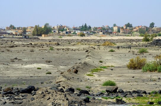 Fondo de una antigua laguna ahora seca en Al-Azraq Al-Shamaly, Jordania