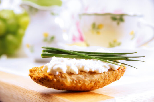 Crispbread with cottage cheese and chives