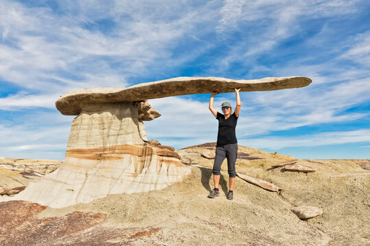 USA, New Mexico, Ah-shi-sle-pah Wash, tourist at King of Wings rock formation