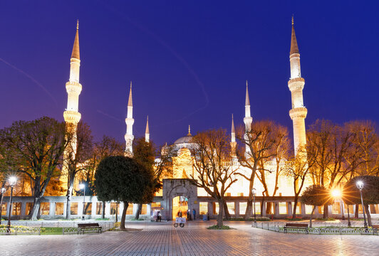 Turkey, Istanbul, Blue Mosque at dusk