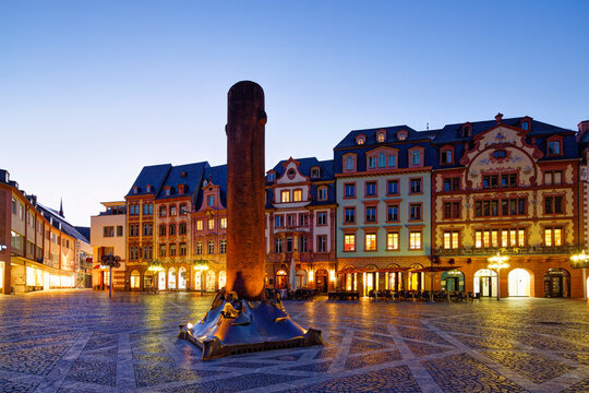 Germany, Mainz, view to Heunen Column at market place