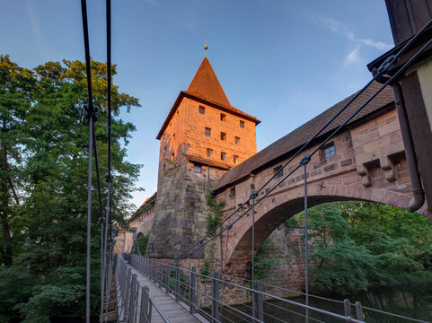 Germany, Nuremberg, Kettensteg and Schlayerturm at Pegnitz River