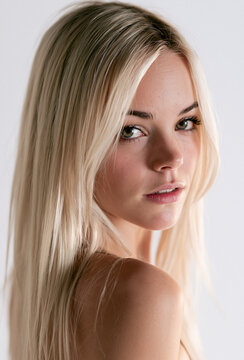 Nat&uuml;rliches Beauty-Portr&auml;t einer jungen blonden Frau mit langen Haaren und direktem Blick &uuml;ber die Schulter. Elegante Sch&ouml;nheit, Hautpflege, Wellness und moderner Lifestyle.