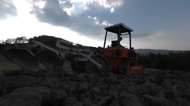 Lavorazioni agricole con mezzo cingolato | aratura con bivomere