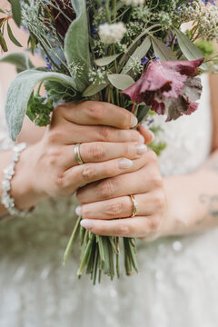 Brautstrau&szlig; Eheringe Hochzeit Braut Lila
