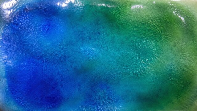 七宝焼のテクスチャ 青と緑の釉が溶け合うガラス質の表面
