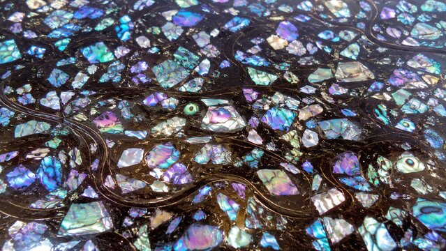 螺鈿のテクスチャ 漆地に貝の虹色が散る工芸の表面