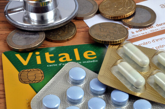 Vannes, France, 31 juillet 2026 : Concept de mutuelle sant&eacute; avec une carte Vitale de l'argent en euros,des blisters de m&eacute;dicaments et un st&eacute;thoscope