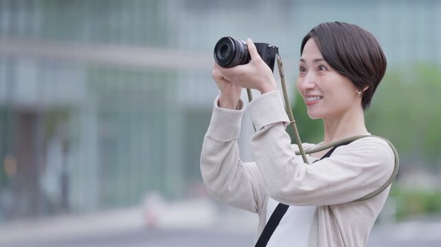 カメラで撮影する女性