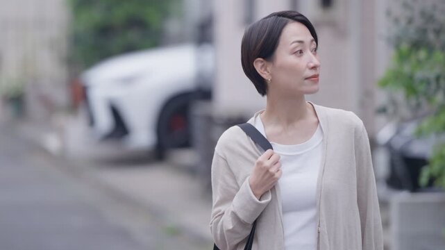 屋外を歩く女性