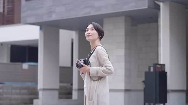 カメラで撮影する女性