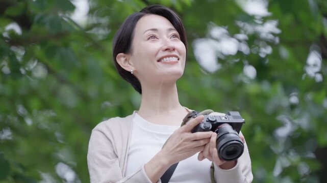 カメラで撮影する女性