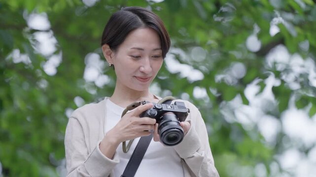 カメラで撮影する女性