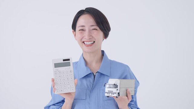 電卓を持つトラックドライバーの女性