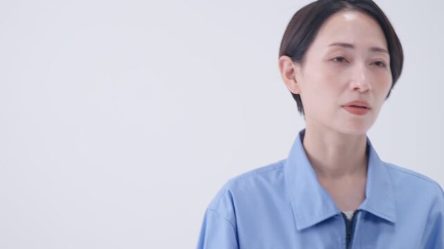作業着の女性