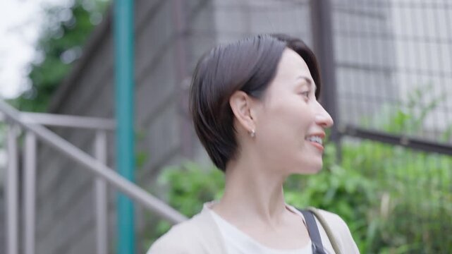 散歩する女性