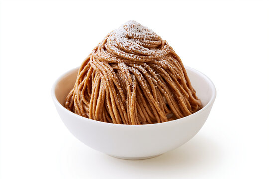 Dessert Mont-Blanc sur fond blanc dans une coupelle blanche. D&ocirc;me de vermicelles de cr&egrave;me de marrons onctueuse dress&eacute; &agrave; la douille et saupoudr&eacute; de sucre glace