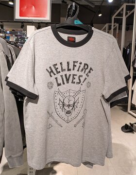 Camiseta de manga corta de Hellfire Lives! de la serie de Netflix Stranger Things, en tienda Primark, Madrid, Espa&ntilde;a, 1 de junio de 2026