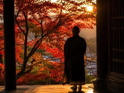 M&ouml;nch steht im Tempelportal und blickt auf leuchtendes Herbstlaub im Abendlicht. Meditative Szene aus Japan verbindet Spiritualit&auml;t, Stille, Architektur und die Farben des Herbstes.