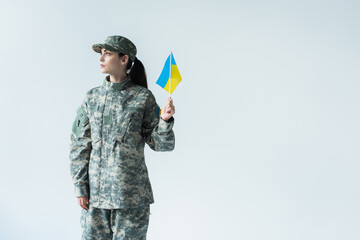 Obraz premium Celebrating ukrainian independence with a proud soldier in uniform