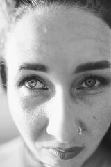 Obraz premium Close up view of a woman with intense gaze in black and white