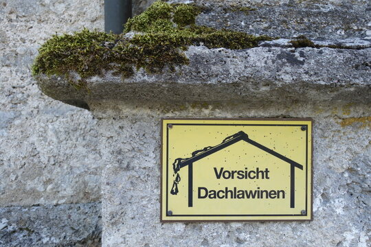 Warnschild an einem Haus . Vorsicht Dachlawinen