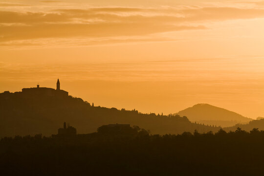 Italy, Tuscany, Morning mist near Pienza