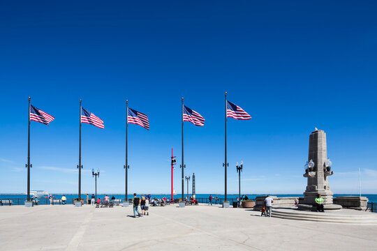 USA, Illinois, Chicago, flags on Navy Pier at Lake Michigan