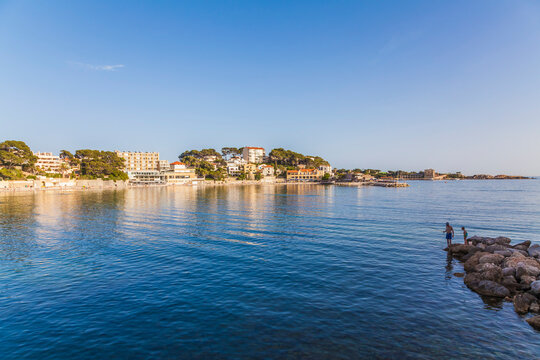 France, Provence-Alpes-Cote d'Azur, Department Var, Bandol, Anglers at beach