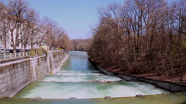 Schwindinsel und Isar mit Friedensengel im sonnigen Winter