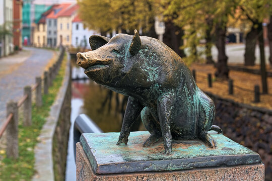 Wismar, Germany. Pig sculpture, one of the four sculptures of pigs on the four conrners of the Schweinsbrucke (Pigs' bridge). The sculptures by the German sculptor Christian Wetzel was created in 1989