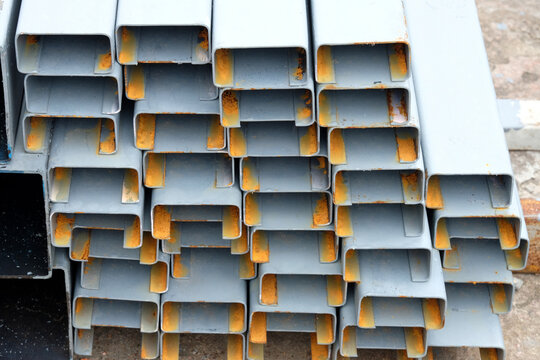 Metal mesh is arranged in rows.