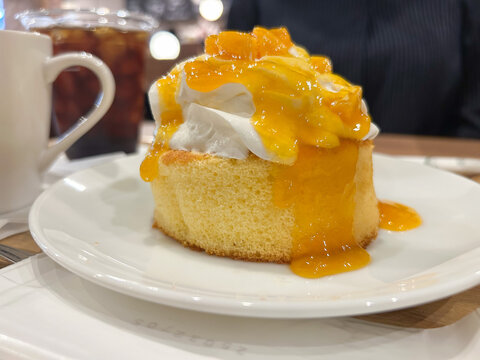 マンゴーソースとホイップクリームがたっぷり乗った厚みのあるスフレパンケーキ