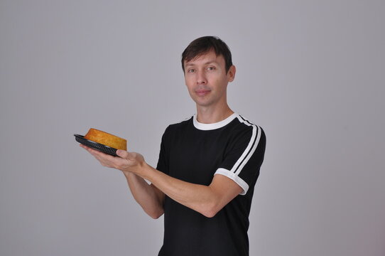 homem segura bolo de laranja delicioso 