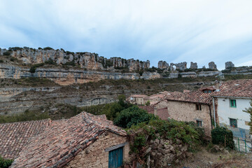 Fototapeta premium Orbaneja del castillo village under limestone cliffs