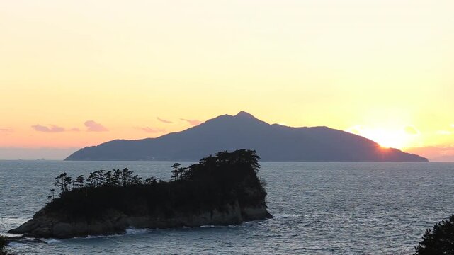 Korea Tongyeong Chudo island dried snailfish drying ocean coast seafood marine product 통영 추도 섬마을 물메기 미역어 꼼치 물곰 물텀벙 물잠뱅이 어업 통발 고기잡이 생선손질 말리기 건어물 덕장 해풍 건조 바닷가 어촌 수산물 반건조 생선 수산업 식재료