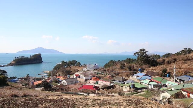 Korea Tongyeong Chudo island dried snailfish drying ocean coast seafood marine product 통영 추도 섬마을 물메기 미역어 꼼치 물곰 물텀벙 물잠뱅이 어업 통발 고기잡이 생선손질 말리기 건어물 덕장 해풍 건조 바닷가 어촌 수산물 반건조 생선 수산업 식재료