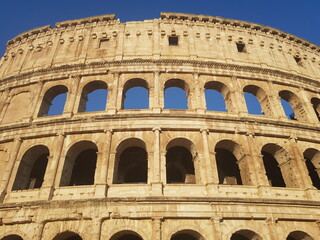 Obraz premium Majestic Colosseum Arches Blue Sky
