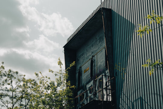 Taras techniczny na brzegu starej opuszczonej fabryki zdewastowanej przez liczne graffiti