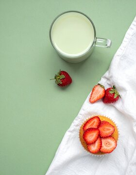 フレッシュな苺を贅沢に乗せたマフィンとミルクのやさしいカフェタイム