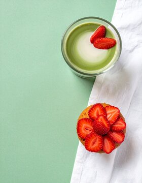 フレッシュな苺を贅沢に乗せたマフィンとミルクのやさしいカフェタイム