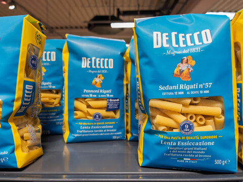 De Cecco Sedani Rigati Pasta Packaging Display