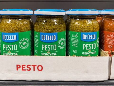 De Cecco Pesto della Genovese Pasta Sauce Display