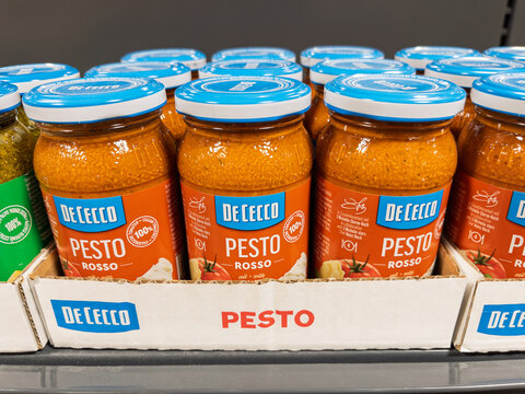 De Cecco Pesto Rosso Jars in Grocery Store Aisle