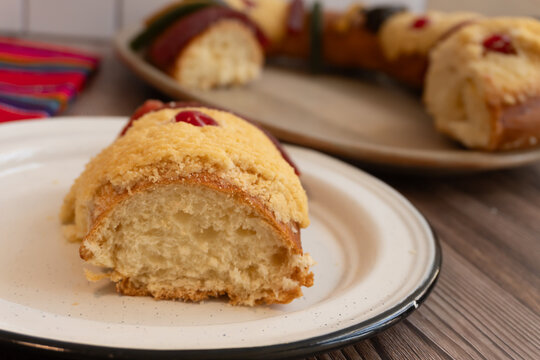 Approach to a slice of "Rosca de Reyes" or Epiphany bread, in the background you can see the Rosca.