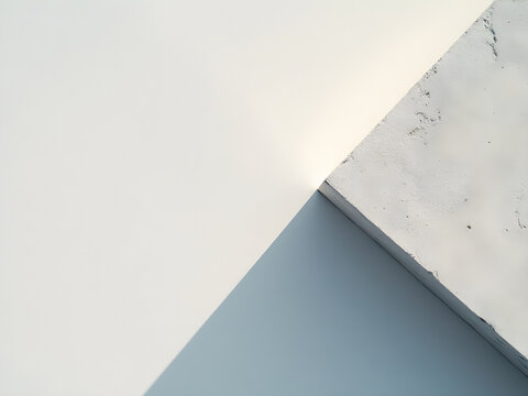 Podio de hormig&oacute;n en &aacute;ngulo con sombra diagonal sobre fondo claro, composici&oacute;n minimalista para presentaci&oacute;n de producto