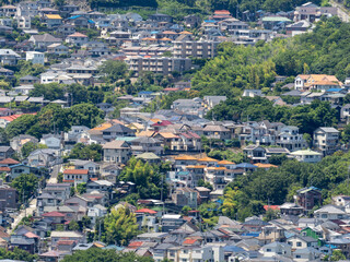 Fototapeta premium 斜面に広がる住宅密集地