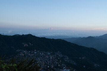  基隆山の登山道から眺める夕暮れの九份の街並み © Chiho Oki