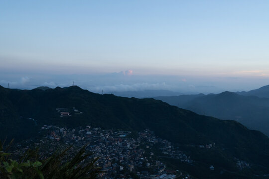  基隆山の登山道から眺める夕暮れの九份の街並み